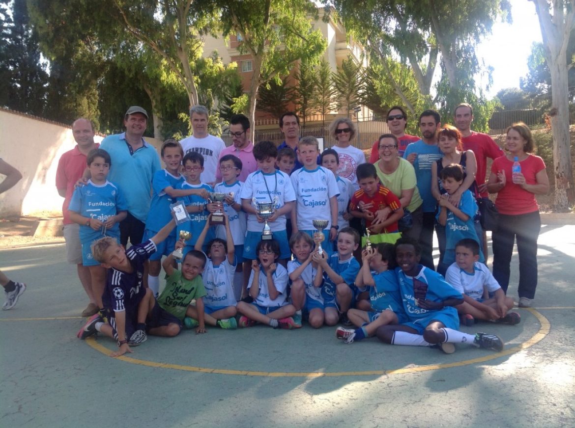 El equipo de fútbol de Parque Clavero con sus Victorias